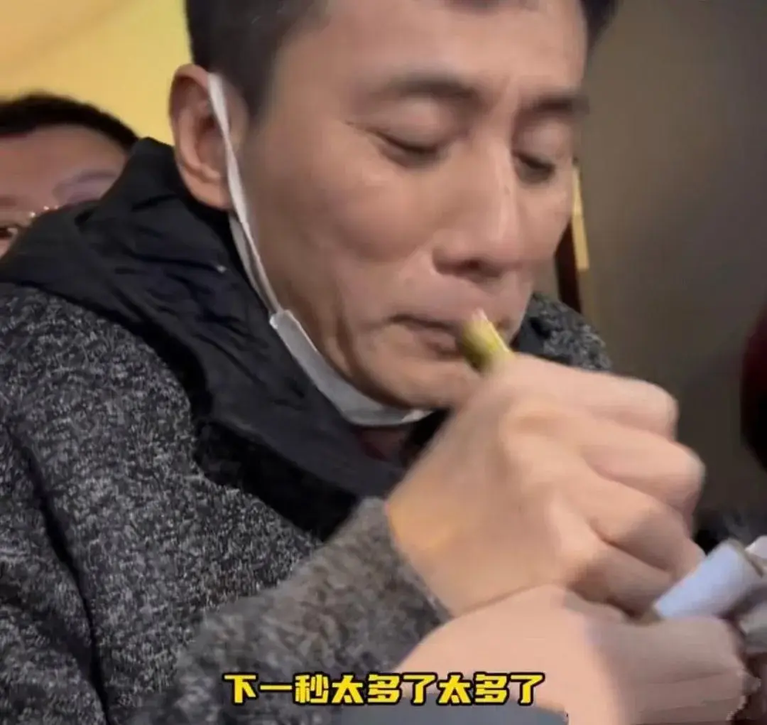 頭一次看見(jiàn)明星簽名這么狼狽