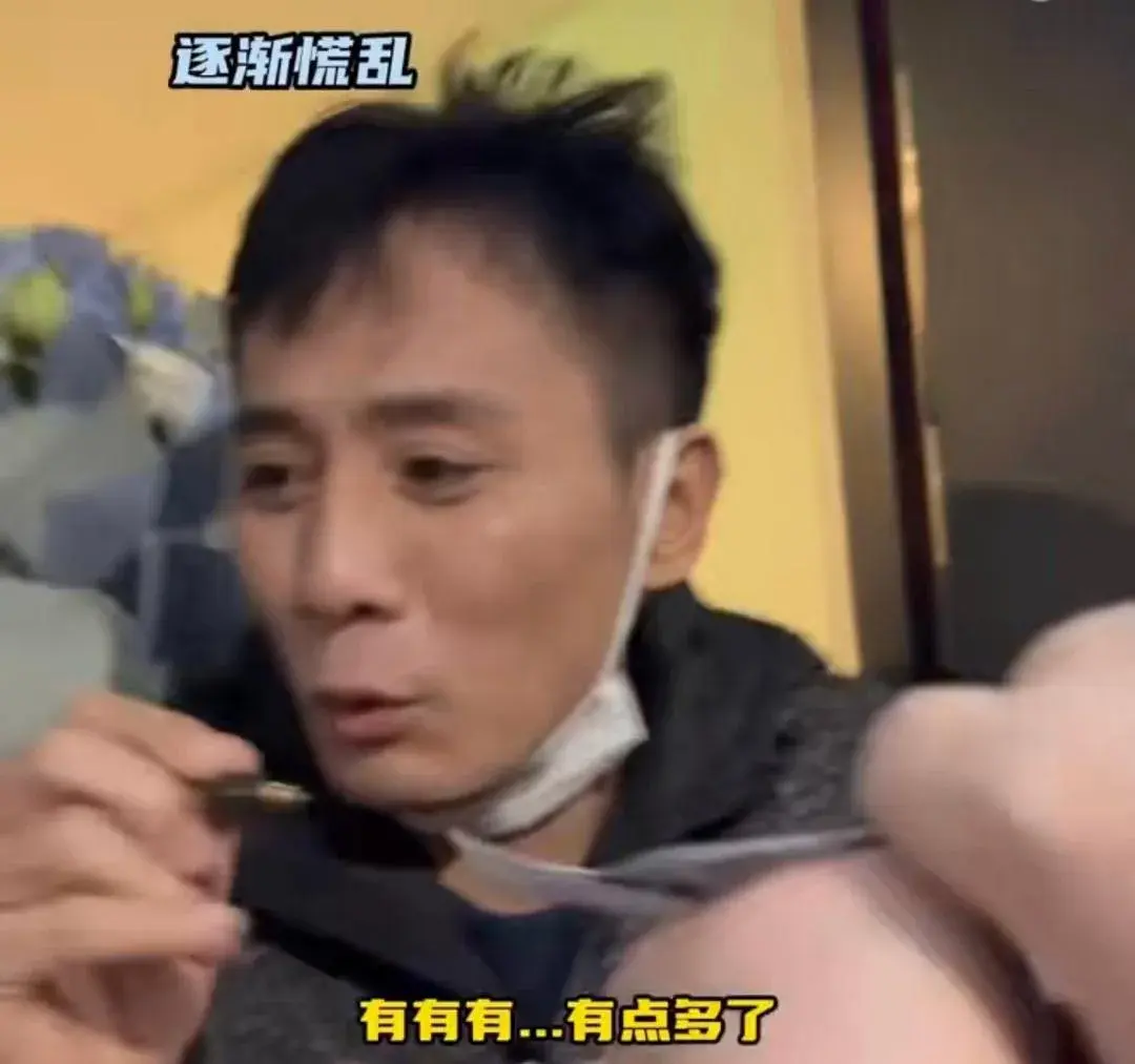 頭一次看見(jiàn)明星簽名這么狼狽