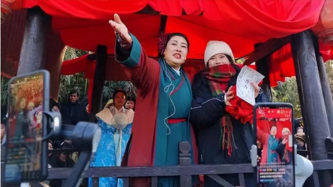 一對離婚夫妻在王婆調和下準備復婚