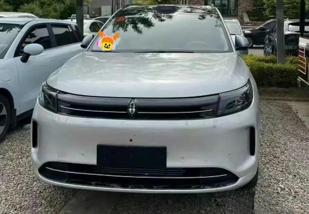 新問界M7實(shí)車曝光,前臉重新設(shè)計(jì),競(jìng)爭理想L7,這顏值你打幾分?