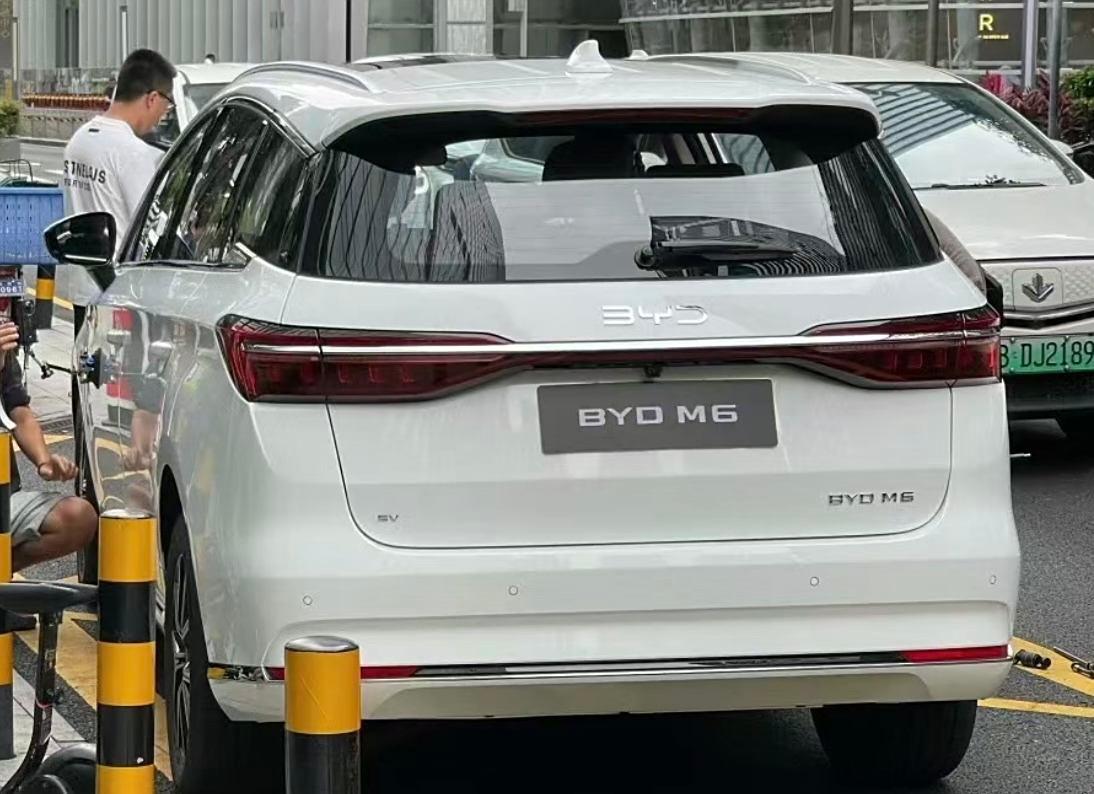 比亞迪M6實車曝光,宋MAX又回來了?
