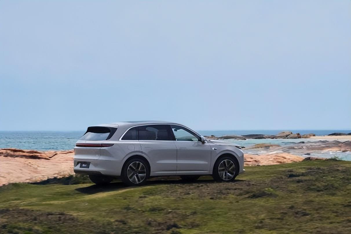 GLC、X3、Q5加起來賣不過它!408馬力加速5.4秒,長4.9米不到25萬