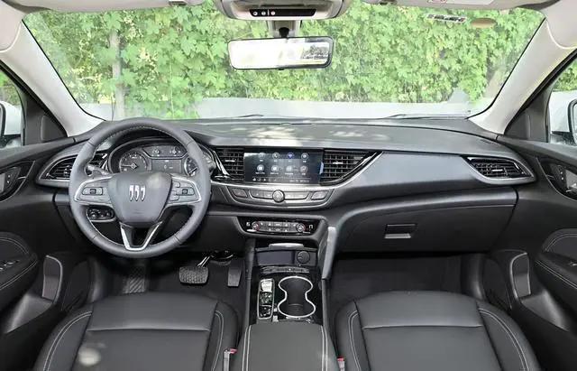 別克的“王牌”轎車,轎跑式車身設(shè)計(jì),配運(yùn)動(dòng)套件,還有2套動(dòng)力
