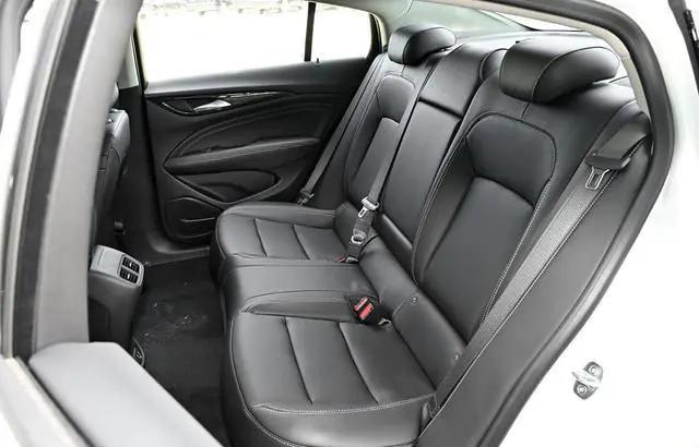 別克的“王牌”轎車,轎跑式車身設(shè)計(jì),配運(yùn)動(dòng)套件,還有2套動(dòng)力