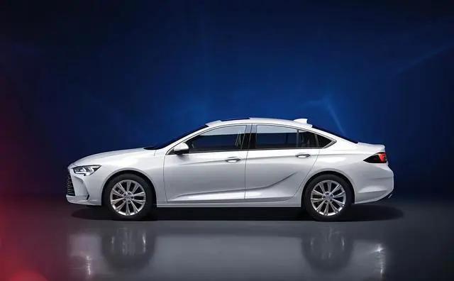 別克的“王牌”轎車,轎跑式車身設(shè)計(jì),配運(yùn)動(dòng)套件,還有2套動(dòng)力
